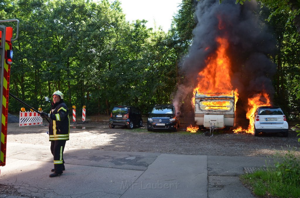 Wohnwagenbrand Koeln Rodenkirchen vor der Bruecke P048.JPG